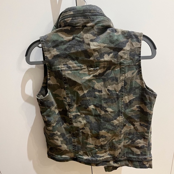 COPY - Multi pocket zip down camo vest - Picture 2 of 3